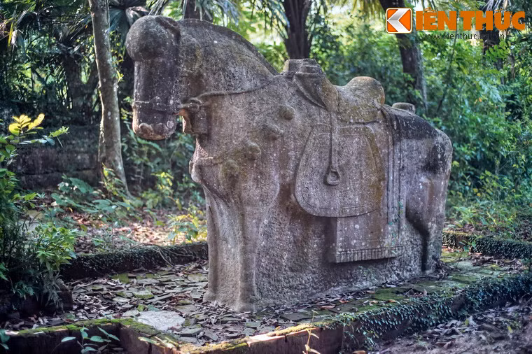 Tượng ngựa đá cũng đồ sộ hiếm thấy.