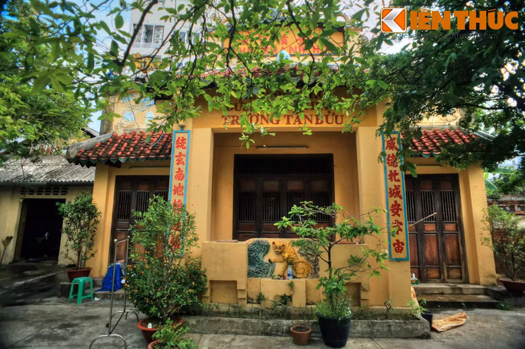 Bên phải khu mộ là đền thờ Trương Tấn Bửu. Đền thờ gồm có tiền điện và chính điện. Khám thờ Trương Tấn Bửu được đặt ở chính điện, hai bên có bàn thờ Tả Ban và Hữu Ban.