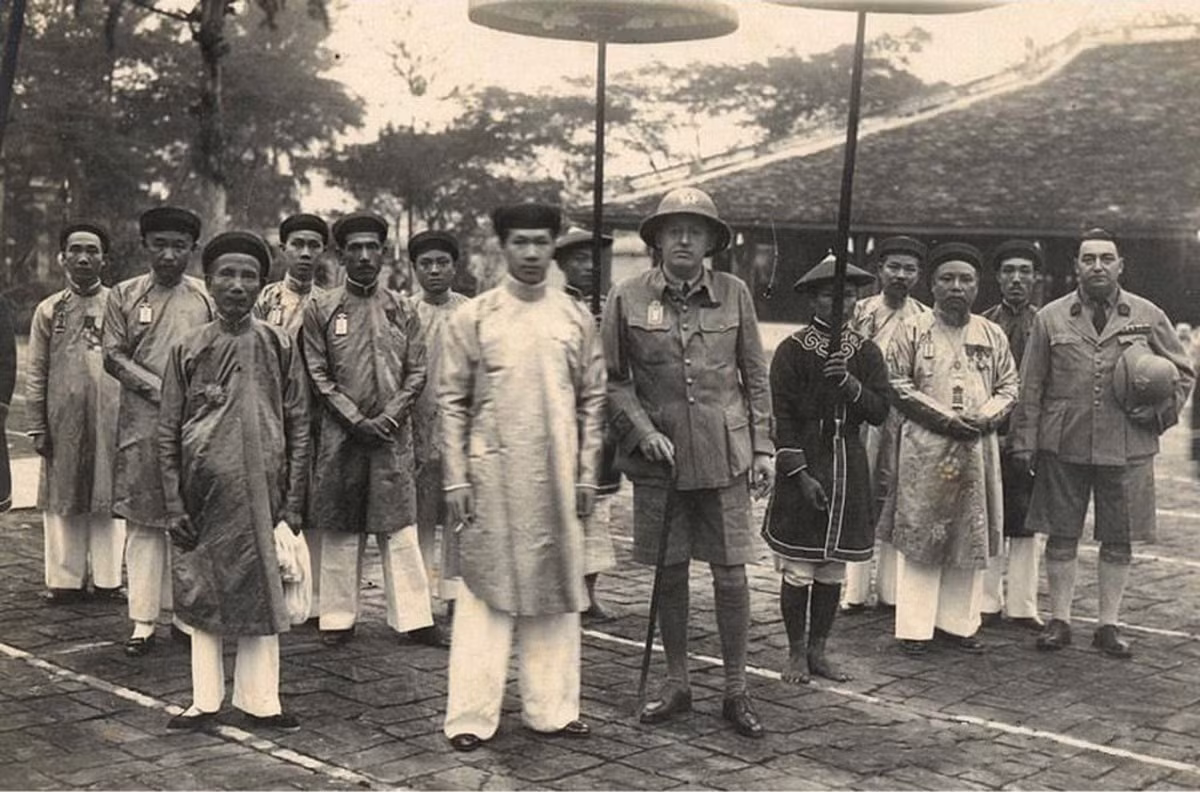 Thượng thư Nguyễn Hữu Bài tháp tùng vua Bảo Đại khi ông chuẩn bị rời hành cung ở Vinh đi Thanh Hóa. Ảnh: Sogny-Marien.