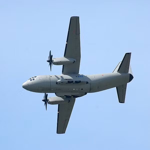 Máy bay vận tải C-27J có chiều dài 22,7m, cao 9,64m, sải cánh 28,7m, trọng lượng rỗng 17 tấn, trọng lượng cất cánh tối đa 30,5 tấn. Thiết kế khoang hàng trên máy bay có chiều rộng 3,33m, cao 2,25m, tải trọng 11,5 tấn (lớn hơn một chút so với CASA-295).