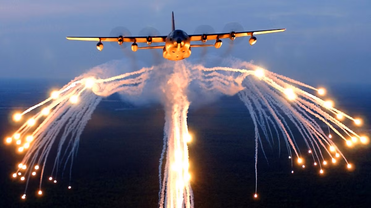 Tuy nhiên, việc cung cấp máy bay C-130 không hẳn là có thể thực hiện bởi tính năng “khủng” của loại máy bay này có thể khiến Quốc hội Mỹ không thông qua việc cung cấp tới Việt Nam. Khi mà hiện tại hai nước vẫn có những quan điểm không đồng thuận về một số vấn đề. Không chỉ với trường hợp C-130 mà còn nhiều loại vũ khí khác như F-16, F/A-18… Ngoài ra, ngay cả khi được cung cấp thì cái giá của nó cũng khiến ngân sách quốc gia đang phát triển phải e dè – lên tới 100-120 triệu USD/chiếc C-130J.