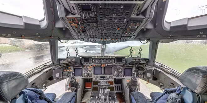 Đây là khoang lái của máy bay C-17 Globemaster III, một trong những phi cơ vận chuyển quan trọng nhất của Không quân Mỹ và là một trong những máy bay lớn nhất hiện có trong bảo tàng.