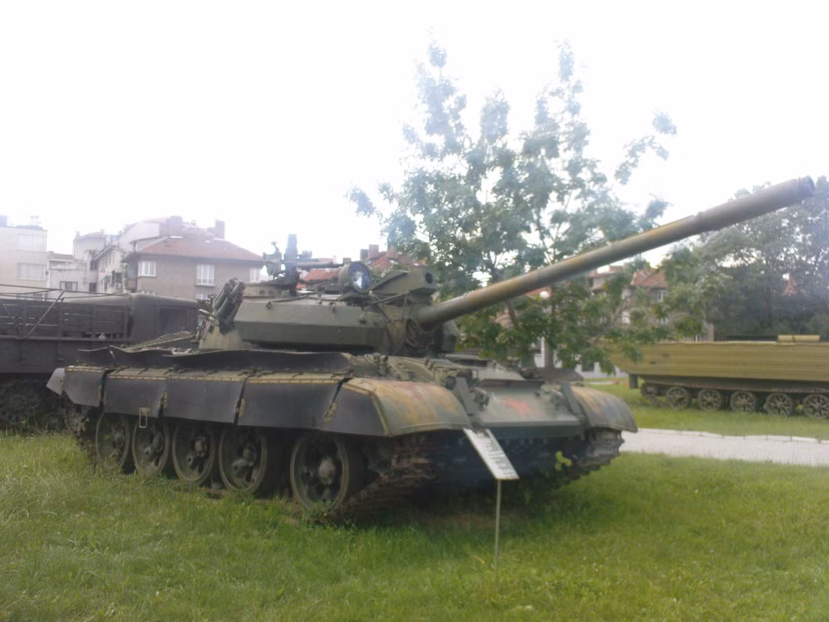 T-55M được xuất khẩu đi nhiều nước, một số thì được nâng cấp từ T-55 và T-55A. Điển hình như Czech, họ tự nâng cấp T-55 và T-55A lên chuẩn T-55AM2 với cấu hình tương tự T-55M của Liên Xô, tuy nhiên cũng có vài điểm khác biệt. Đặc điểm dễ nhận thấy nhất là được lắp thêm các hộp giáp thụ động BDD ở 2 bên tháp pháo. Ảnh: Một chiếc xe tăng T-55M2 của Czech với các hộp giáp BDD ở 2 bên tháp pháo và các tấm hỗn hợp bằng cao su-kim loại che xích ở 2 bên hông xe tăng. 