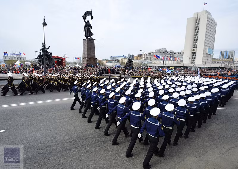Vladivostok là nơi đặt căn cứ chính Hạm đội Thái Bình Dương, thế nên không lạ khi màu áo Hải quân Nga chiếm phần lớn các đơn vị diễu binh.