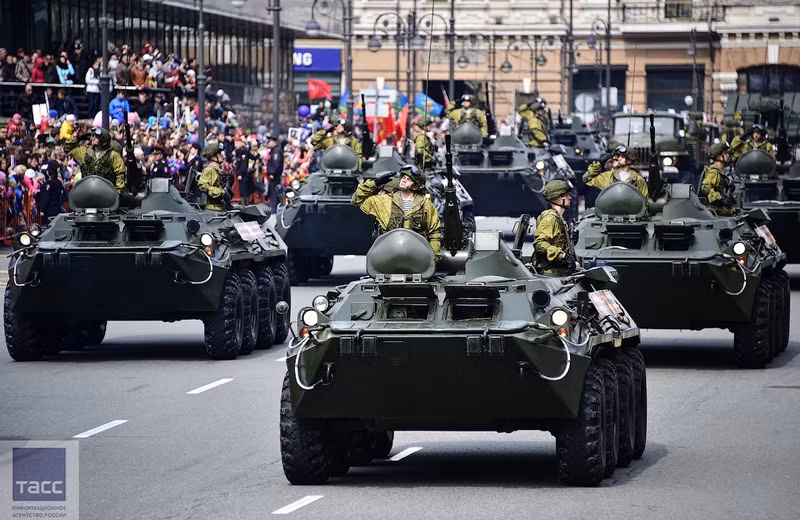 Phần duyệt binh ở Vladivostok cũng có nhiều khí tài quân sự nhưng thiếu vắng xe tăng chủ lực mà thay vào đó chủ yếu là vũ khí trang bị cho Hạm đội Thái Bình Dương. Ảnh dẫn đầu đội hình duyệt binh là xe bọc thép BTR-80A – phương tiện cơ giới chủ lực Hải quân đánh bộ Hạm đội.