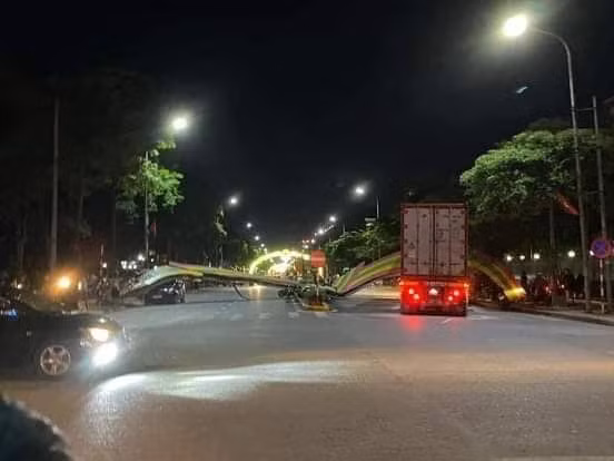Ngay sau khi vụ việc xảy ra, lực lượng cảnh sát giao thông, thanh tra giao thông khẩn trương có mặt, phong tỏa hiện trường, phân luồng điều tiết giao thông, đảm bảo tình hình an ninh trật tự. 