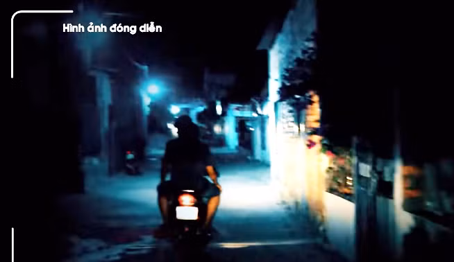 Anh Hồ điều khiển xe chở Trúc đến chân núi Cấm thì Trúc đổi ý không về nhà mẹ nữa do sợ mẹ giận vì chơi cờ bạc dẫn đến nợ nần. Lúc này, Trúc nảy sinh ý định cướp xe của anh Hồ nên nói dối là đi qua huyện Tháp Mười gặp bạn mượn tiền, thực chất là tìm nơi vắng vẻ để cướp tài sản. Trúc thỏa thuận với anh Hồ là đi sang Tháp Mười với giá 800 ngàn đồng.