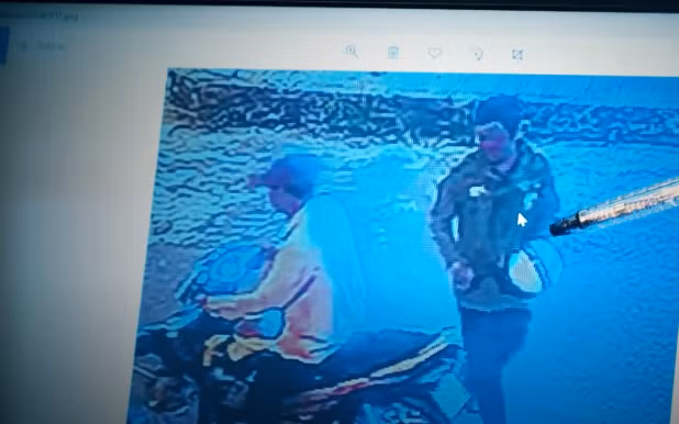 Qua đó, 1 mũi trinh sát được cử đến khu vực nạn nhân thường chạy xe ôm để xác minh về nhân thân lai lịch Lê Long Hồ. Thông tin quan trọng từ quần chúng nhân dân cung cấp cho biết, rạng sáng ngày mà nạn nhân bị sát hại có một thanh niên đi vào khu vực Miếu Bà Chúa Xứ Núi Sam để thuê xe ôm. Vậy chuyến xe này đã chở ai? và gã khách cuối cùng hôm đó có phải là hung thủ hay không?