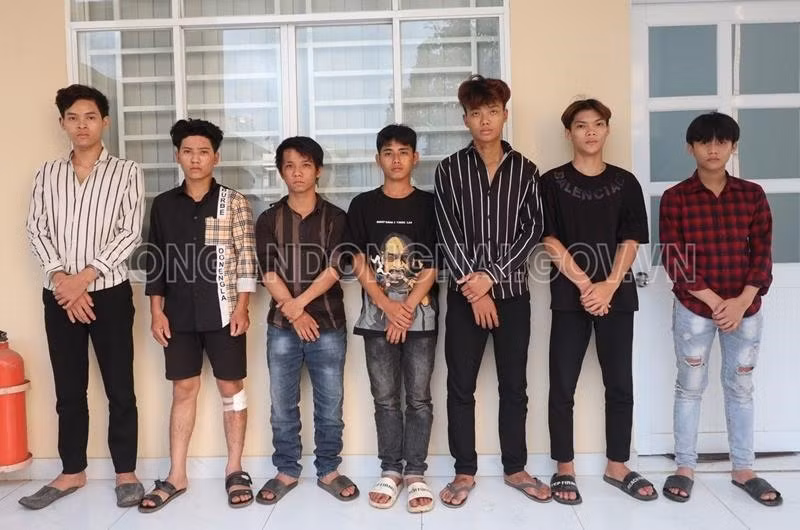  Mâu thuẫn trong lúc ăn nhậu, nhóm đối tượng ra tay giết người: Xuất phát từ mâu thuẫn phát sinh trong lúc ăn nhậu tại huyện Xuân Lộc, tỉnh Đồng Nai một nhóm đối tượng đã dùng dao tấn công anh V.V.T (26 tuổi) và Võ Văn Thân (28 tuổi, đều ngụ huyện Tánh Linh, tỉnh Bình Thuận) trọng thương phải nhập viện cấp cứu. Tuy nhiên, do vết thương quá nặng nên anh V.V.T đã tử vong.. Ngày 17/7, Công an tỉnh Đồng Nai cho biết vừa bắt giữ được nhóm đối tượng này và đang điều tra, làm rõ. 