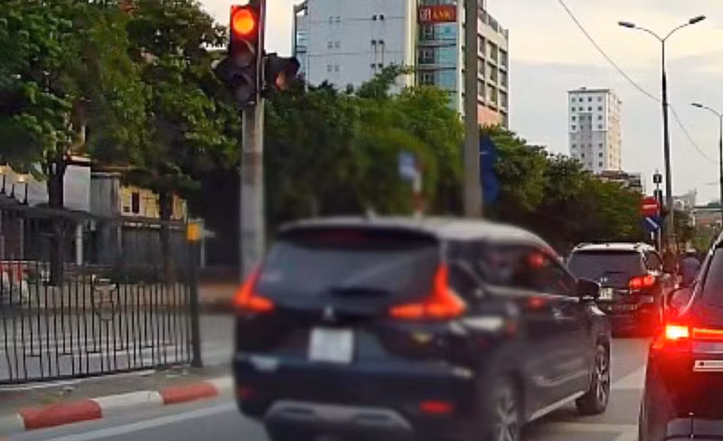  Xử phạt lái xe vượt đèn đỏ qua tin nhắn Facebook: Ngày 17-7, Phòng Cảnh sát giao thông (Công an TP Hà Nội) cho biết đã ra quyết định xử phạt 5 triệu đồng và tước giấy phép lái xe 2 tháng đối với lái xe ô tô biển kiểm soát 30G-00xxx về hành vi vượt đèn đỏ tại khu vực đường Giải Phóng, nút giao Tương Mai – Giải Phóng gây nguy hiểm cho người tham gia giao thông. 