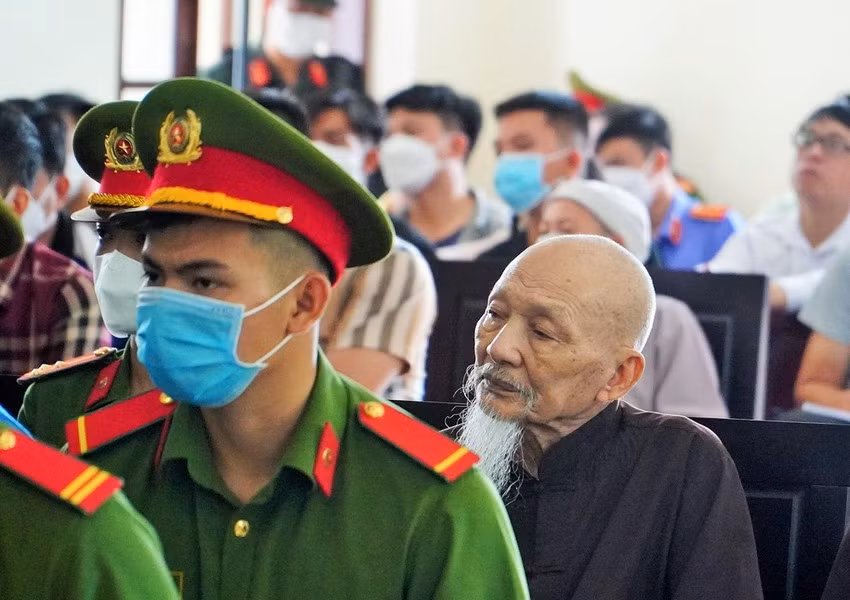 Nguyên nhân hoãn phiên xử là do luật sư của các bị cáo có đơn xin hoãn để có thời gian nghiên cứu hồ sơ vụ án, đại diện VKS cũng có kiến nghị hoãn và phiên toà hôm đó vắng mặt nhiều người là người có quyền, nghĩa vụ liên quan, nhân chứng, bị hại…