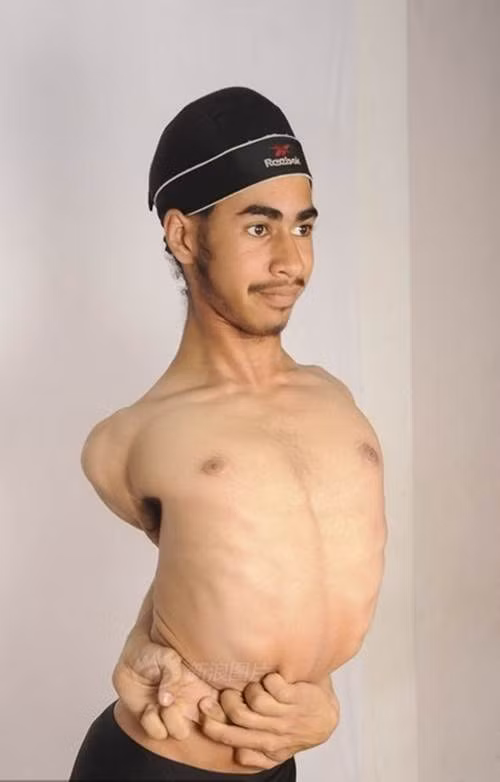 Được biết, từ năm 11 tuổi khi tham gia một khóa học Yoga, Jaspreet đã bắt đầu thực hiện những động tác uốn dẻo đòi hỏi sự linh hoạt cực cao của cơ thể.