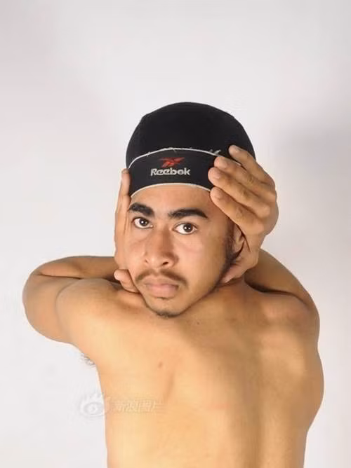 Jaspreet Singh Kalra, 15 tuổi, sống tại Punjab, Ấn Độ khiến nhiều người sửng sốt bởi độ linh hoạt của các khớp xương trong cơ thể mình. Jaspreet thậm chí còn khiến người khác hoảng hốt vì màn biểu diễn xoay ngược đầu 180 độ.