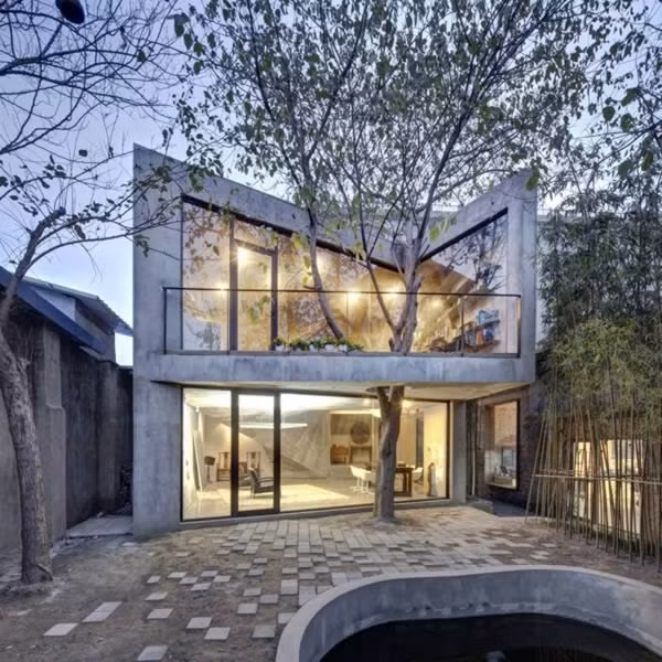 Đây là một nơi tuyệt vời được thiết kế bởi các kiến trúc sư Archi-Union ở Thượng Hải, Trung Quốc. Ngôi nhà này còn được gọi là Tea House, nó được làm bằng vật liệu tái chế và điểm nổi bật của kiến trúc này là khu vực ngoài trời với tầm nhìn tuyệt đẹp của cây thân gỗ đang phát triển thông ngay giữa ban công.