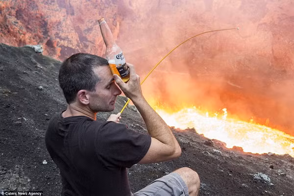 Anh ta sử dụng một chiếc cần để nướng kẹo dẻo trên dung nham núi lửa Marcum Crater ở Ambrym, thuộc quần đảo Vanuatu, nam Thái Bình Dương có nhiệt độ lên tới cả ngàn độ C. Trong khi đó, bản thân chỉ mặc một bộ quần áo mùa hè bình thường, ngồi bên cạnh miệng núi lửa để thưởng thức một chai bia.