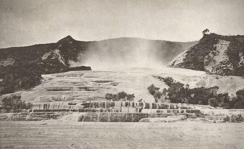 Tuy nhiên, tất cả đã thay đổi chỉ trong một đêm 10/6/1886 khi núi lửa Tarawera phun trào. Các vụ nổ lớn tràn qua khu trung tâm của Hồ Rotomahana và ném hàng tấn bùn cát xuống hồ.