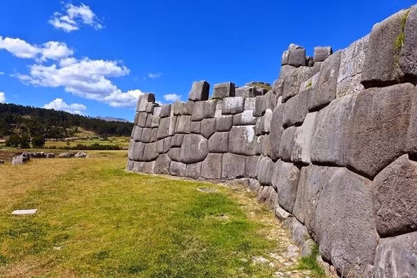 Người Inca xây dựng nhiều công trình kiến trúc để chống chọi lại với các trận động đất. Trong các kiến trúc này, kỹ thuật nề đá được sử dụng đã phát huy hiệu quả trong việc chống chọi lại cả những chấn động vô cùng lớn.