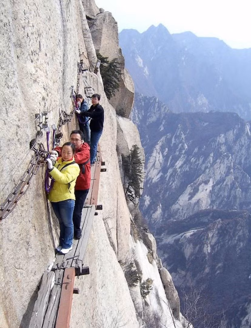 Mount Huashan Death Trail tại Trung Quốc được biết đến là một trong những con đường đi bộ nguy hiểm nhất thế giới. Du khách phải vượt qua đoạn đường chóng mặt này để tới một ngôi nhà nằm cách mặt đất 2.160m trên đỉnh phía nam của núi.