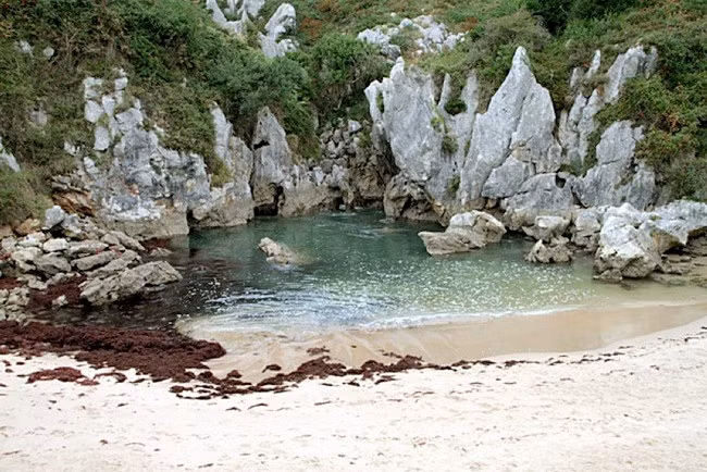 Bạn không hề nhìn nhầm đâu, Gulpiyuri thực sự là một bãi biển tuyệt đẹp của Tây Ban Nha chứ không phải là một hồ nước. Điều khác biệt là Gulpiyuri đứng tách biệt ra so với đại dương bao la còn lại.
