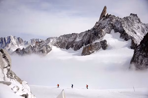 Một chiếc máy bay Air India rơi tại dãy núi Alps của Pháp đã được phát hiện chôn vùi trong tuyết. Vào tháng 9/2013, một nhà leo núi người Pháp giấu tên đã phát hiện một hộp kim loại có chứa nhiều trang sức trị giá 332.000 USD. Đây có thể là một trong những chiếc máy bay bị rơi, một vào năm 1950 và một năm 1966. Nhà leo núi đã giao nộp chiếc hộp đựng trang sức cho cảnh sát Pháp ngay sau đó.
