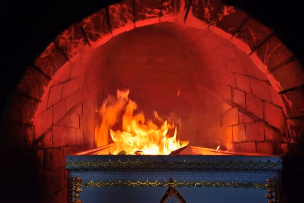 Giúp trải nghiệm cảm giác hoả táng là thiết bị mang tên “Samadi — 4D Experience of Death” (tạm dịch: Samadi – Trải nghiệm cái chết”). Nó mô phỏng cảm giác đã qua đời bằng cách sử dụng một chiếc quan tài đáng sợ và các hiệu ứng đặc biệt cùng nhiệt để khách hàng có thể cảm nhận chính xác cảm giác khi hỏa táng.