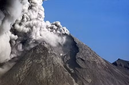 Ngày 1/4/1974, người ta nhìn thấy cột khói đen bốc lên từ phía đỉnh núi Edgecumbe ở Alaska. Tuy nhiên, sự việc được phát hiện chỉ là một trò đùa ngày cá tháng tư khi một phi công cứu hộ bay tới gần khu vực núi lửa để điều tra và nhìn thấy 70 lốp xe đang cháy cùng dòng chữ “April Fool” trên tuyết.