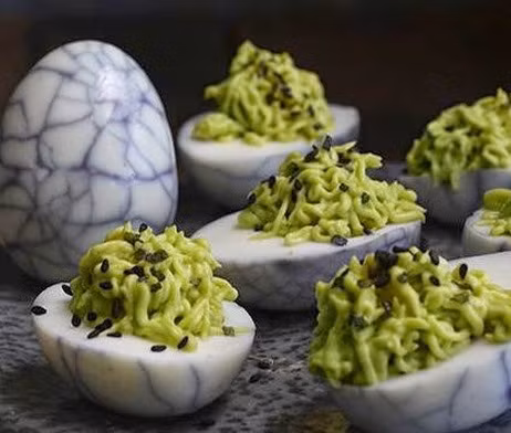 Trứng quỷ nghe tên thật đáng sợ nhưng thực chất là món trứng trộn với sốt mayonnaise, mù tạt xanh, ít muối, dầu olive và trang trí thêm vài hạt vừng đen sinh động.