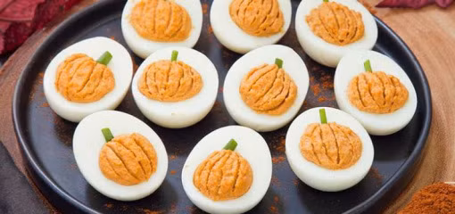 Những quả trứng quỷ “bí ngô” là món ăn không thể thiếu trong bữa tiệc ma quỷ Halloween.