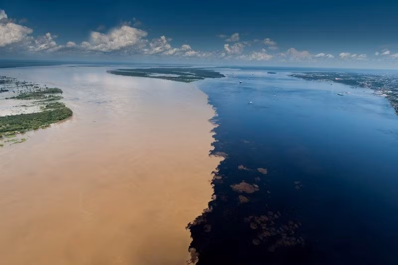  Dòng sông lạ nằm cách thành phố nội địa của Manaus ở miền bắc Brazil khoảng 10 km, là nơi sông Rio Negro xanh đen chảy qua thành phố gặp gỡ với dòng sông Amazon đục ngầu phù sa nhưng nước của hai dòng sông không hề trộn lẫn vào nhau ngay lập tức.