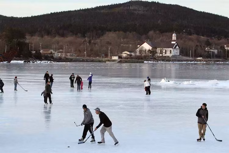 Ở đảo Newfoundland thuộc Canada, biển Đại Tây Dương ở đây đôi khi đóng băng và thậm chí người ta có thể chơi khúc côn cầu trên mặt biển.