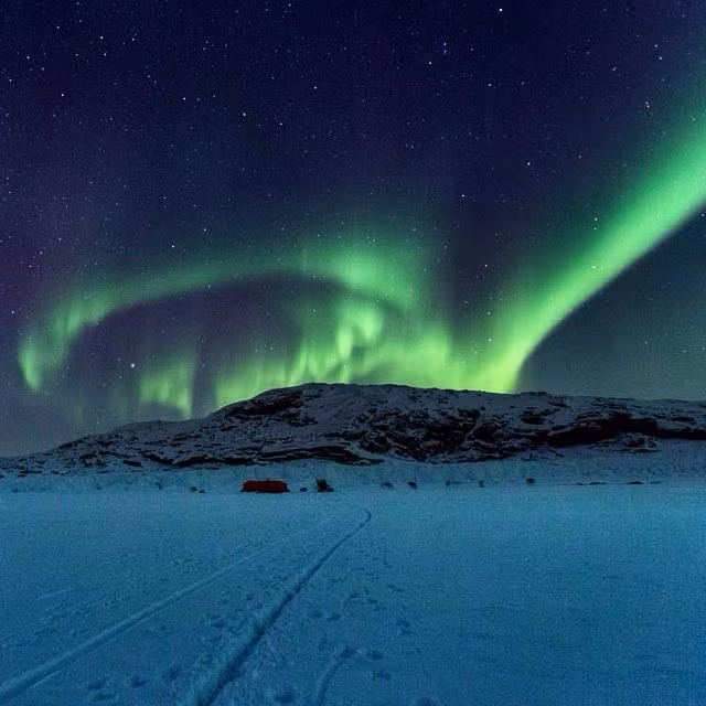 Tháng 2/2015, Erik Boomer và Sarah McNair-Landry bắt đầu cuộc phiêu lưu phi thường vòng quanh đảo Baffin tại quần đảo Bắc Cực thuộc Canada trên một chiếc xe trượt tuyết kéo bởi 14 con chó.