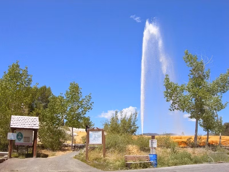 Không giống như các mạch nước phun tự nhiên theo định kỳ, Soda Springs phun nước liên tục.