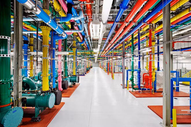 Trung tâm dữ liệu của Google không chỉ đồ sộ mà còn rực rỡ, đầy sắc màu.