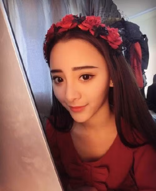 Không những học giỏi, sở hữu nhan sắc xinh đẹp, Chỉ Vi còn giỏi kiếm tiền khi sở hữu một shop thời trang trên mạng và một cửa hàng.