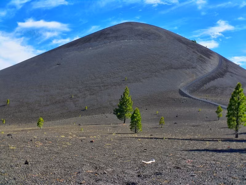 Thực tế, có hai nón xỉ than tại Cinder Cone nhưng những tàn tích của nón xỉ than trước đó gần như hoàn toàn bị chôn vùi và chỉ có thể được nhìn thấy ở phía nam của nón xỉ than lớn hơn.