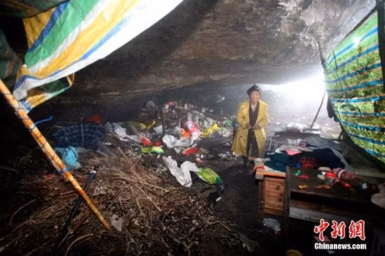 Không còn nơi nào để đi, bà buộc phải chuyển đến một hang động rộng khoảng 100 mét vuông vùng ngoại ô thành phố Nghi Xương, tỉnh Hồ Bắc.