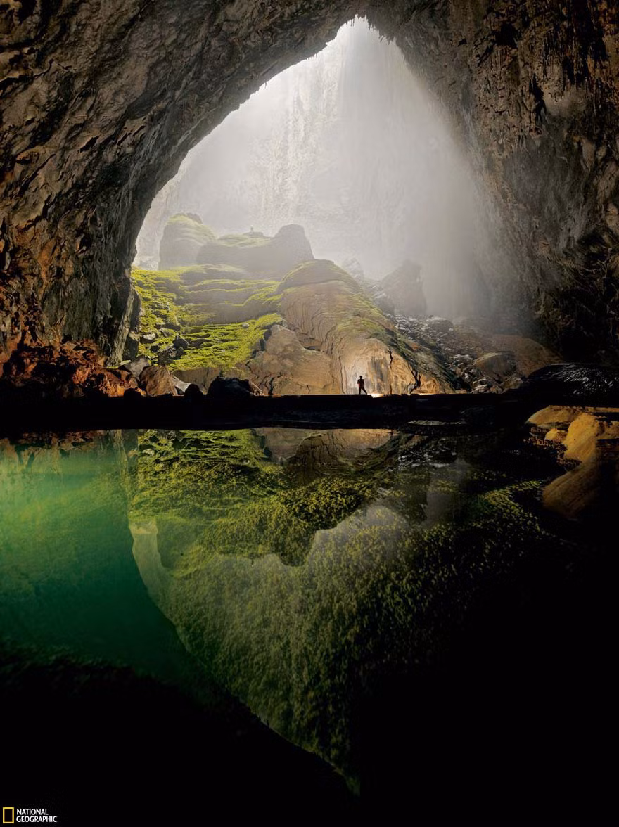 Nằm trong quần thể hang động Phong Nha - Kẻ Bàng, thuộc huyện Bố Trạch tỉnh Quảng Bình, hang Sơn Đoòng là hang động tự nhiên lớn nhất thế giới với vẻ đẹp huyền diệu, giúp Việt Nam có mặt trong danh sách những hang động nổi tiếng nhất thế giới.
