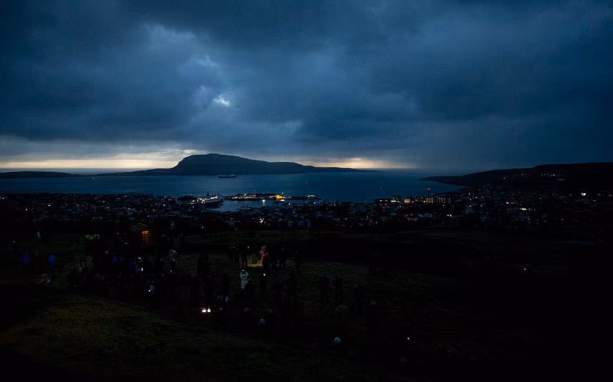 Quần đảo Faroe bị bóng tối che phủ khi nhật thực xảy ra.