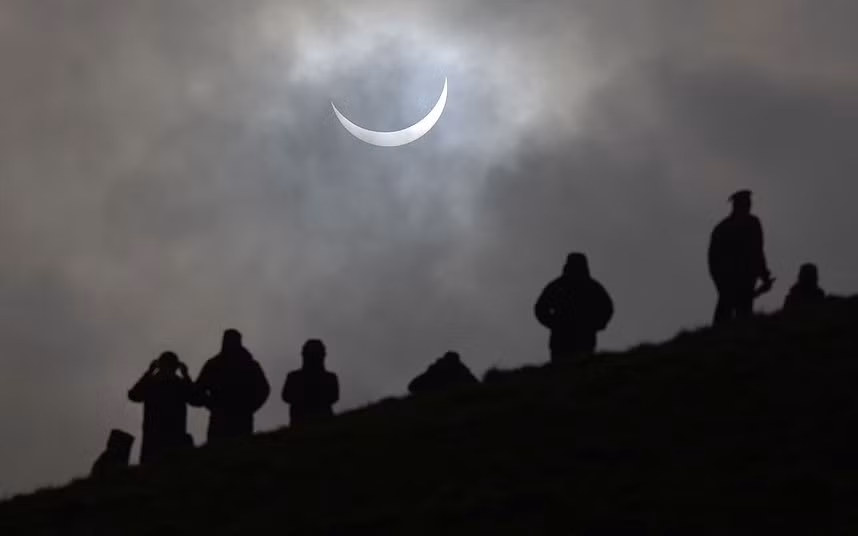 Rất nhiều người tụ tập tại Glastonbury Tor (Anh) để xem nhật thực.