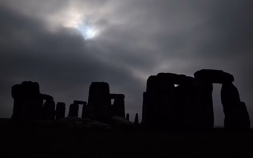 Khoảnh khắc khi những đám mây đen kéo qua Stonehenge, để lộ ra hiện tượng nhật thực toàn phần đang xảy ra trên bầu trời.