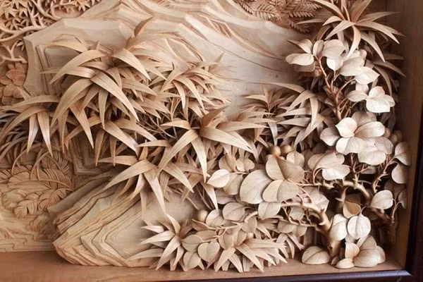 Điêu khắc Dongyang xuất hiện từ thế kỉ thứ 7 dưới thời nhà Đường và phát triển rực rỡ dưới thời nhà Minh, nhà Thanh. Loại hình độc đáo này còn có tên gọi khác là điêu khắc gỗ trắng. 