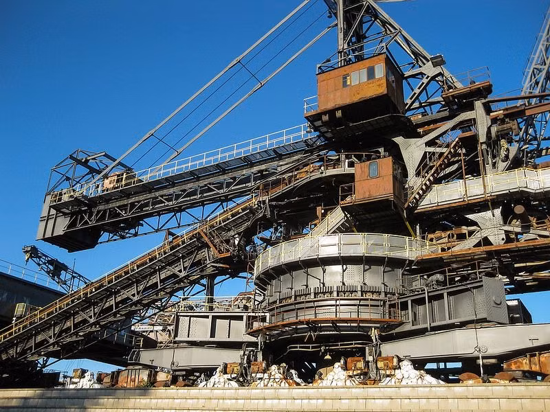 Golpa-Nord là một trong những mỏ nhỏ hơn, nhưng quy mô hoạt động lại rất lớn. Diện tích khu mỏ lên tới 1.915 ha, 342 triệu mét khối đất bị loại bỏ để sản xuất 70 triệu tấn than nâu. Tuy nhiên, hiệu quả sản xuất không cao và Golpa-Nord ngừng hoạt động vào năm 1991.