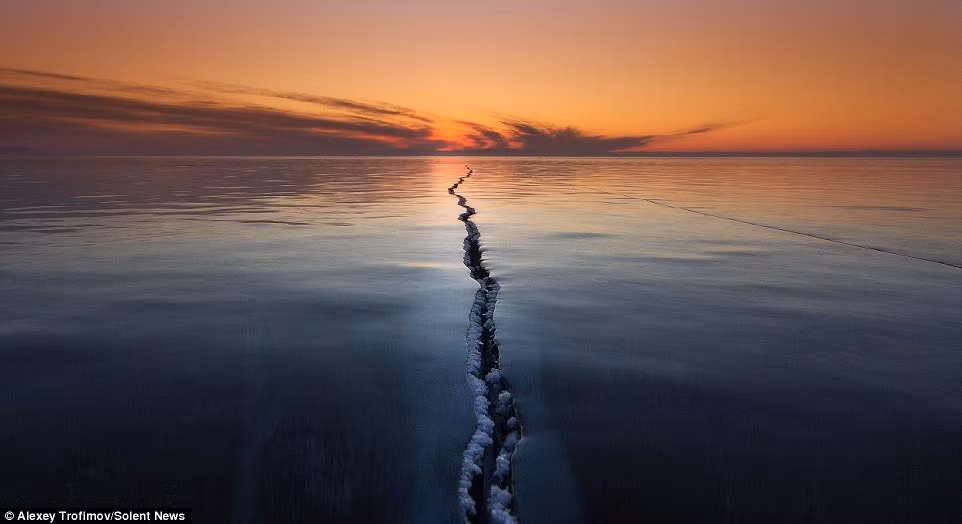Tại hồ nước ngọt lớn nhất thế giới, Baikal ở Siberia vào mùa lạnh, nước trong hồ đóng băng toàn bộ, tạo nên cảnh tượng đẹp đến khó tin.