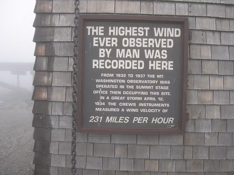 Mount Washington (New Hampshire) là đỉnh núi cao nhất vùng Đông Bắc Mỹ từng được người dân bản địa gọi là “Quê hương của các vị thần” nhưng giờ đây lại nổi tiếng với danh hiệu “Vùng đất khắc nghiệt nhất thế giới”.