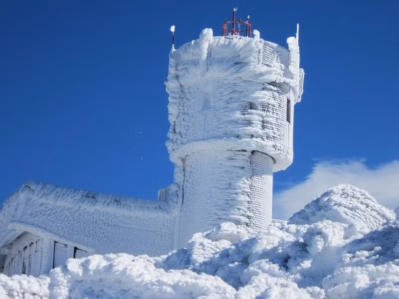 Đỉnh núi thường xuyên phải gồng mình gánh chịu những trận gió mạnh như bão khoảng 110 ngày mỗi năm. Ngày 16/1/2004, tại đỉnh núi, người ta ghi nhận được nhiệt độ -42,0°C và sức gió mạnh 140,8 km/h, nhiệt độ thực tế chỉ là -74,77°C.