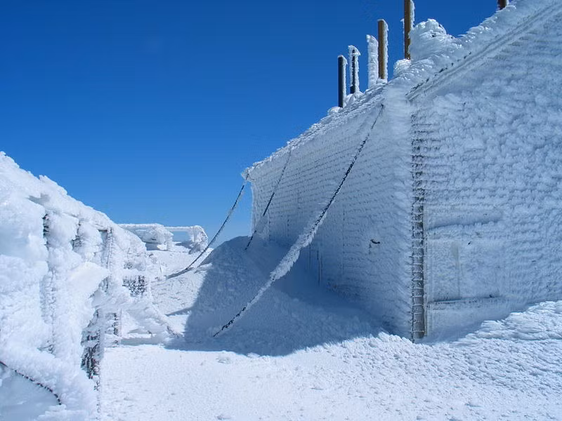 Nhiệt độ thấp nhất từng được ghi nhận tại đỉnh Mount Washington là -46,0°C (chỉ thua Nam Cực một chút). Tốc độ gió cao nhất ghi nhận ở đây là 372 km/h.
