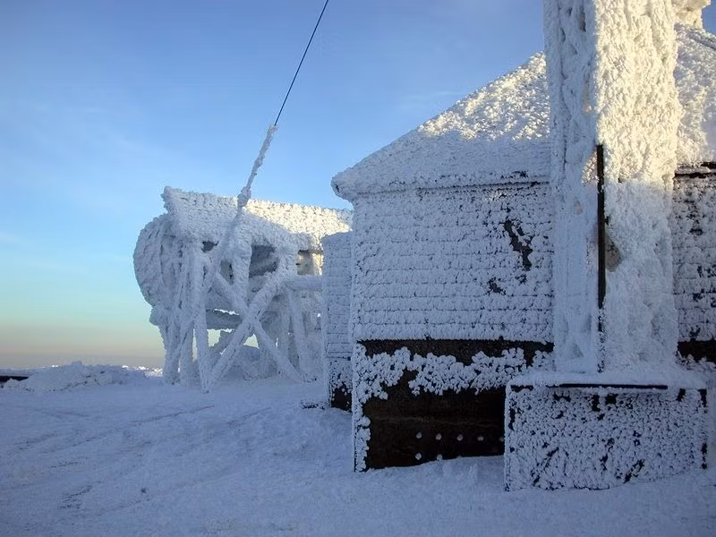 Thời tiết khắc nghiệt của Mount Washington là do vị trí địa lý của nó. Đỉnh núi này đứng án ngưỡng trên đường đi của các cơn bão, chủ yếu xuất phát từ Đại Tây Dương ở phía nam, khu vực vùng Vịnh và Tây bắc Thái Bình Dương.