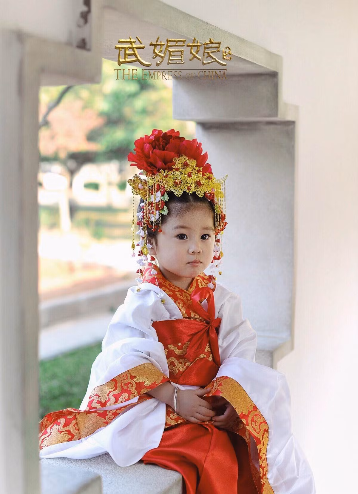 Mẹ của cô bé đã giúp cô bé thực hiện bộ ảnh này, từ trang phục đến phụ kiện...