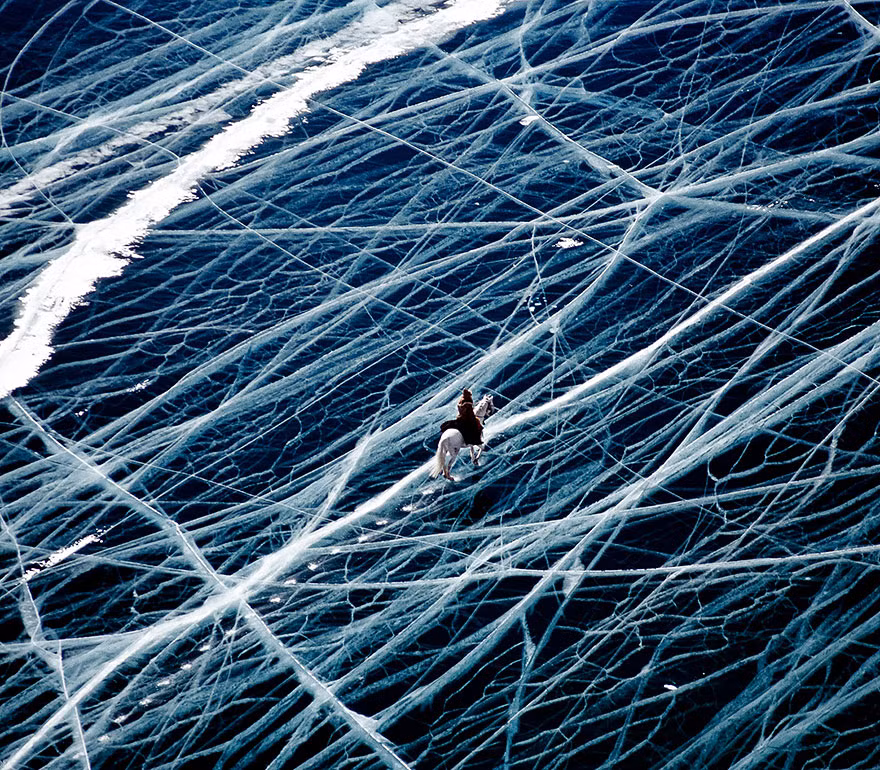 Những đường nứt chằng chịt tại Siberia, Nga tạo nên một cảnh tượng cực kỳ hút mắt nhưng cũng ẩn chứa nhiều thách thức và lòng can đảm khi đi trên đó.