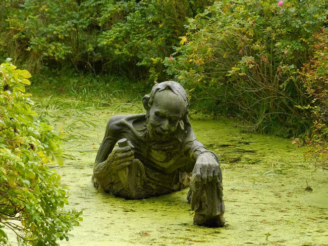 Bức tượng “Kết thúc của người lái đò” (The Ferryman's End ) đầy ám ảnh.